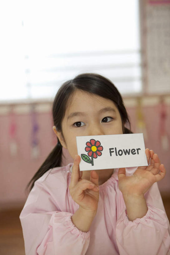 东方人,儿童,一个人,竖图,室内,白天,正面,纯洁,窗户,地板,亚洲,仅一个女性,仅一个人,握,朦胧,模糊,英文,标志,文字,字符,字母,墙,地面,拿,拿着,注视,黄种人,标识,木地板,玻璃窗,墙壁,墙面,小孩,白纸,观察,看,仅一个小孩,可爱,童年,童趣,握着,遮,遮掩,观看,英文字母,察看,掩盖,遮挡,关注,童真,烂漫,无邪,遮盖,掩饰,天真,女孩,女人,女性,亚洲人,孩子,半身,彩图,女生