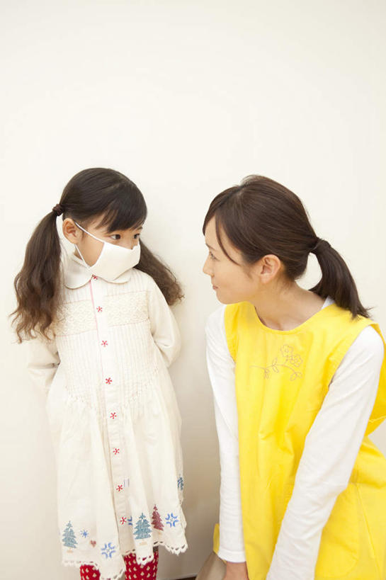 东方人,儿童,两个人,学生,站,笑,微笑,露齿笑,竖图,室内,白天,正面,裙子,纯洁,亚洲,连衣裙,分离,布料,墙,过滤,分开,休闲装,黄种人,墙壁,墙面,一个,小孩,口罩,站着,休闲,休闲服,隔断,可爱,童年,童趣,遮掩,单个,半身裙,吊带裙,隔离,卫生,掩盖,遮挡,净化,间隔,预防,童真,烂漫,无邪,遮盖,防尘,掩饰,断绝,隔开,屏蔽,屏绝,远离,中断,阻遏,阻隔,天真,年轻女性,女孩,女人,女性,亚洲人,老师,站立,半身,彩图,女生