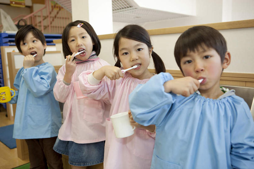 东方人,儿童,四个人,伙伴,朋友,站,横图,室内,白天,正面,友谊,纯洁,地板,门,杯子,亚洲,一排,整齐,水槽,墙,地面,注视,黄种人,刷牙,木地板,墙壁,墙面,排列,小孩,水杯,门框,观察,看,站着,张嘴,同学,可爱,童年,童趣,观看,察看,校友,队列,关注,同伴,张大嘴巴,童真,烂漫,无邪,同窗,学友,天真,友情,男孩,男人,男性,女孩,女人,女性,亚洲人,茶杯,张开嘴,站立,半身,彩图,男生,女生