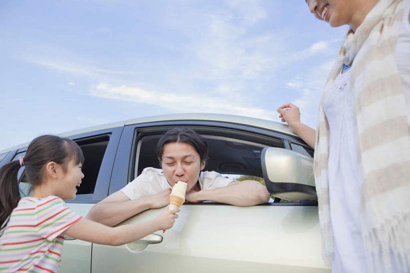 点心,东方人,儿童,三个人,家庭,夫妻,母亲,父亲,女儿,站,吃,横图,室外,白天,仰视,爱情,纯洁,汽车,亚洲,云,云朵,食品,冰激凌,甜点,甜品,浪漫,云彩,注视,黄种人,车,食物,糕点,小孩,蓝色,白云,蓝天,天空,交通工具,轿车,甜食,天,观察,看,站着,温暖,温馨,父女,母女,三口之家,一家人,恩爱,父爱,可爱,母爱,童年,童趣,恋人,观看,和睦,察看,关注,童真,烂漫,无邪,天真,男人,男性,年轻男性,年轻女性,女孩,女人,女性,亚洲人,孩子,年轻人,夫妇,情侣,嚼,食,站立,半身,彩图,低角度拍摄,伴侣,融洽,女生