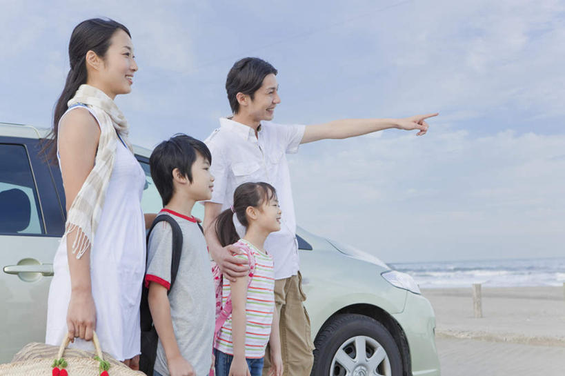 东方人,儿童,四个人,家庭,夫妻,母亲,父亲,女儿,儿子,站,横图,室外,白天,侧面,爱情,旅游,度假,纯洁,海浪,海洋,沙滩,汽车,亚洲,指,朦胧,模糊,沙子,海岸,浪花,水平线,辽阔,海平线,沙地,浪漫,黄种人,方向,娱乐,车,小孩,蓝色,蓝天,天空,海水,交通工具,轿车,天,手势,站着,享受,休闲,广阔,温暖,温馨,父女,父子,母女,母子,一家人,日本人,恩爱,放松,父爱,可爱,母爱,童年,童趣,恋人,一望无际,和睦,指向,海景,童真,烂漫,无邪,无边无际,一马平川,天真,男孩,男人,男性,年轻男性,年轻女性,女孩,女人,女性,亚洲人,孩子,年轻人,夫妇,情侣,大海,风浪,海,海水的波动,海滩,近岸浪,涌浪,站立,半身,彩图,伴侣,融洽,水天相接,水天一线,男生,女生