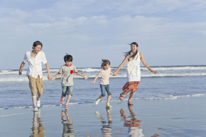 东方人,儿童,四个人,家庭,夫妻,母亲,父亲,女儿,儿子,站,握手,笑,微笑,露齿笑,横图,室外,白天,正面,爱情,旅游,度假,纯洁,海浪,海洋,沙滩,亚洲,沙子,海岸,浪花,水平线,辽阔,海平线,沙地,浪漫,注视,黄种人,娱乐,小孩,蓝色,蓝天,天空,海水,天,观察,看,站着,享受,休闲,广阔,温暖,温馨,父女,父子,母女,母子,一家人,日本人,恩爱,放松,父爱,可爱,母爱,童年,童趣,恋人,观看,一望无际,和睦,察看,关注,海景,童真,烂漫,无邪,无边无际,一马平川,天真,男孩,男人,男性,年轻男性,年轻女性,女孩,女人,女性,亚洲人,孩子,年轻人,夫妇,情侣,大海,风浪,海,海水的波动,海滩,近岸浪,涌浪,搀手,拉手,手拉手,手握手,站立,彩图,全身,伴侣,融洽,水天相接,水天一线,男生,女生