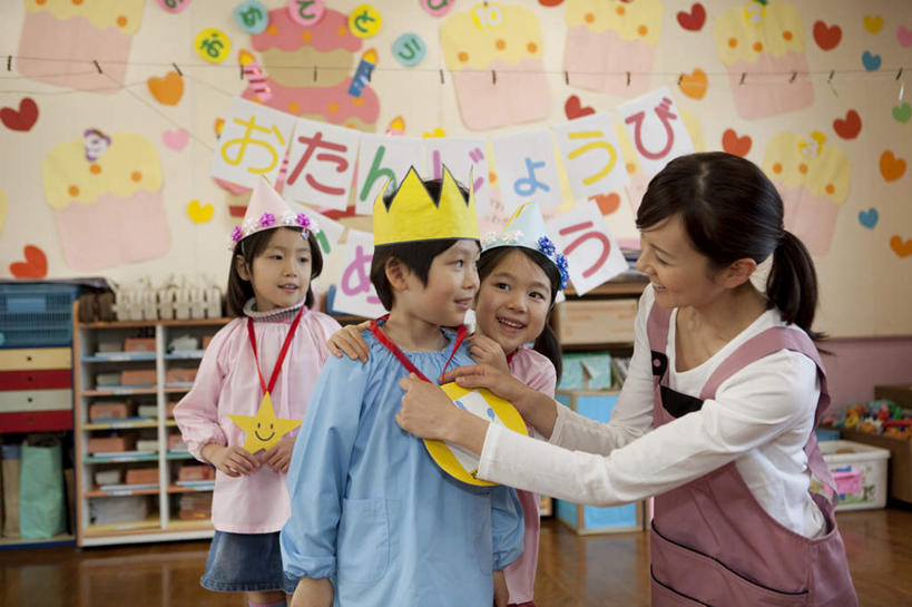 东方人,儿童,四个人,教师,站,坐,笑,微笑,露齿笑,横图,室内,白天,正面,纯洁,成功,胜利,亚洲,日文,标志,文字,字符,墙,拿,拿着,注视,黄种人,标识,墙壁,墙面,观察,看,站着,教室,同学,日本人,光彩,可爱,童年,童趣,幼儿园,观看,察看,关注,奖牌,荣誉,奖品,童真,烂漫,无邪,日语,荣耀,光荣,天真,男孩,男人,男性,年轻男性,年轻女性,女孩,女人,女性,亚洲人,孩子,老师,站立,坐着,半身,彩图