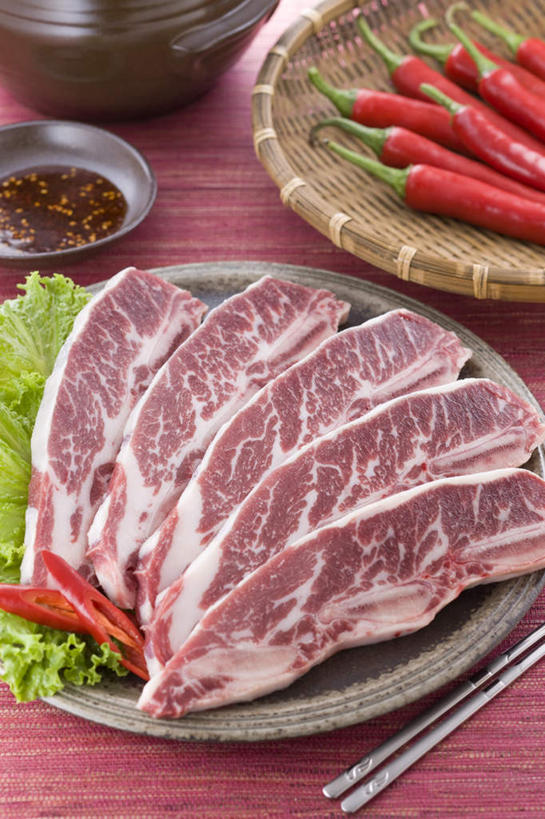 无人,交叉,竖图,俯视,室内,特写,白天,烹饪,筷子,竹子,辣椒,蔬菜,餐具,竹制,新鲜,编织,篮子,莴苣,莴笋,肉,牛肉,料理,食品,韩式,文化,传统,菜肴,美食,肉类,食物,竹篮,佳肴,有机食品,绿色食品,竹条,礼节,交织,竹制品,韩国料理,礼仪,肉食,韩式料理,辣角,红海椒,大椒,辣虎,广椒,香笋,开胃酱,穿插,进餐用具,辣子,红辣椒,海椒,番椒,彩图,高角度拍摄