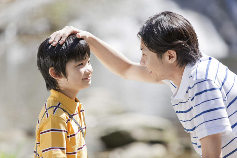 东方人,儿童,两个人,家庭,父亲,儿子,站,摸,横图,室外,白天,侧面,纯洁,亚洲,抚摸,朦胧,模糊,黄种人,相视,小孩,站着,温暖,温馨,父子,一家人,面对面,日本人,父爱,可爱,童年,童趣,对视,和睦,相对,童真,烂漫,无邪,相看,天真,男孩,男人,男性,年轻男性,亚洲人,孩子,年轻人,触摸,接触,站立,半身,彩图,融洽,男生