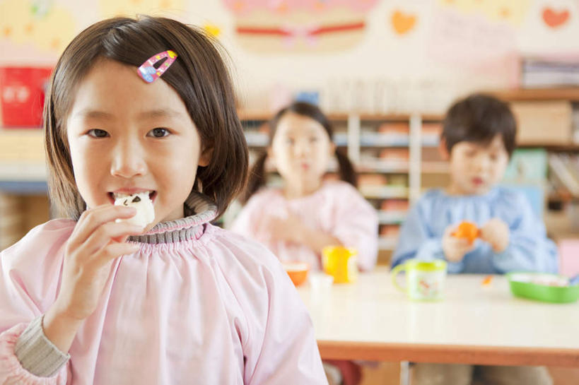 米饭,饭团,东方人,儿童,三个人,伙伴,朋友,站,吃,横图,室内,白天,正面,友谊,纯洁,餐桌,桌子,亚洲,朦胧,模糊,食品,饭,拿,拿着,注视,黄种人,食物,小孩,观察,看,站着,教室,同学,日本人,可爱,童年,童趣,幼儿园,餐台,观看,五谷,察看,校友,关注,童真,烂漫,无邪,同窗,学友,天真,友情,男孩,男人,男性,女孩,女人,女性,亚洲人,孩子,嚼,食,站立,半身,彩图,男生,女生