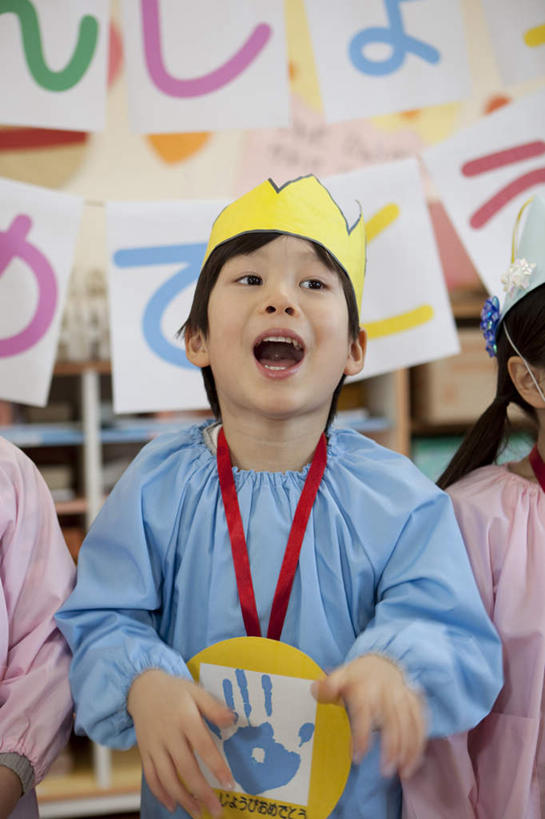 东方人,儿童,三个人,坐,竖图,室内,白天,正面,纯洁,指示牌,帽子,亚洲,戴,朦胧,模糊,标志,文字,字符,墙,黄种人,标识,墙壁,墙面,小孩,垫子,张嘴,教室,日本人,汉字,可爱,童年,童趣,幼儿园,中文,张大嘴巴,童真,烂漫,无邪,国文,华文,天真,男孩,男人,男性,女孩,女人,女性,亚洲人,孩子,张开嘴,坐着,半身,彩图,男生,女生