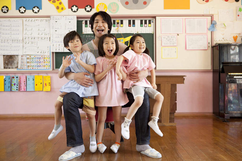 东方人,儿童,四个人,学生,教师,坐,抱,横图,室内,白天,正面,纯洁,地板,亚洲,粘性,墙,办公用品,便利贴,便签,地面,黄种人,木地板,墙壁,墙面,文具,小孩,教室,日本人,可爱,童年,童趣,幼儿园,抱着,办公设备,文具用品,记事,搂着,童真,烂漫,无邪,快捷,文化工具,方便,N次贴,便条贴,告诉贴,即时贴,天真,男孩,男人,男性,女孩,女人,女性,亚洲人,孩子,老师,搂,搂抱,坐着,彩图,全身,男生,女生