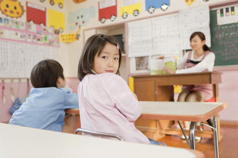 东方人,儿童,背部,三个人,伙伴,朋友,教师,坐,笑,微笑,横图,室内,白天,正面,友谊,纯洁,桌子,书籍,亚洲,朦胧,模糊,拿,拿着,注视,黄种人,书桌,小孩,课桌,黑板,观察,回头,看,教室,同学,日本人,可爱,童年,童趣,观看,察看,校友,关注,童真,烂漫,无邪,同窗,学友,天真,友情,男孩,男人,男性,年轻女性,女孩,女人,女性,亚洲人,老师,书,图书,坐着,半身,彩图,男生,女生