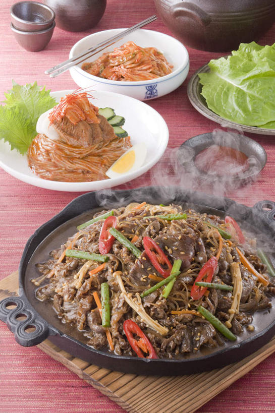 泡菜,无人,竖图,俯视,室内,特写,白天,烹饪,雾,筷子,蔬菜,餐具,沸腾,新鲜,蒸汽,碟子,盘,莴苣,莴笋,肉,牛肉,料理,食品,水蒸气,烤肉,韩式,文化,传统,菜肴,美食,肉类,食物,盘子,碟,碗,摄影,佳肴,有机食品,绿色食品,影棚,礼节,韩国料理,礼仪,肉食,韩式料理,香笋,蒸发,进餐用具,彩图,高角度拍摄,影棚拍摄,拍摄