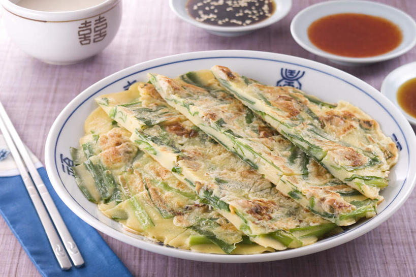 煎饼,无人,横图,俯视,室内,特写,白天,烹饪,筷子,餐具,碟子,盘,调料,酱料,酱汁,佐料,料理,食品,调味品,韩式,调味料,文化,传统,酱,菜肴,美食,食物,盘子,碟,摄影,佳肴,影棚,礼节,韩国料理,礼仪,韩式料理,进餐用具,彩图,高角度拍摄,影棚拍摄,拍摄