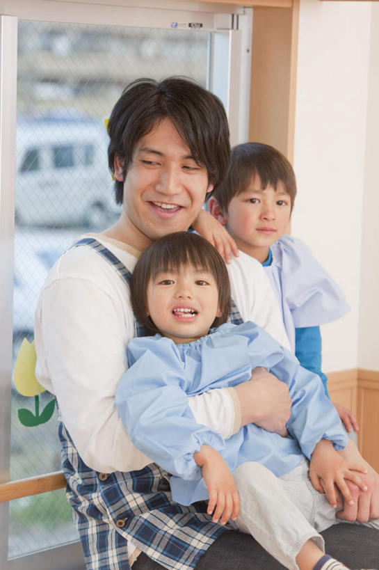 东方人,儿童,三个人,教师,站,抱,笑,微笑,露齿笑,竖图,室内,白天,正面,纯洁,窗户,亚洲,朦胧,模糊,注视,黄种人,玻璃窗,小孩,观察,看,站着,教室,日本人,可爱,童年,童趣,抱着,观看,察看,搂着,关注,童真,烂漫,无邪,天真,男孩,男人,男性,女孩,女人,女性,亚洲人,孩子,老师,搂,搂抱,站立,半身,彩图,男生,女生