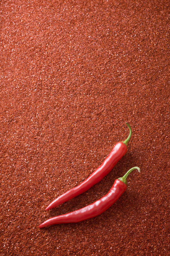 无人,竖图,俯视,室内,特写,白天,烹饪,辣椒,红色背景,日本料理,料理,食品,菜肴,美食,食物,两个,红色,日式料理,日式,摄影,佳肴,影棚,辣角,红海椒,大椒,辣虎,广椒,辣子,红辣椒,海椒,番椒,彩图,高角度拍摄,影棚拍摄,拍摄