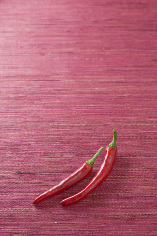 无人,竖图,室内,特写,白天,正面,烹饪,辣椒,红色背景,食品,菜肴,美食,食物,两个,摄影,佳肴,影棚,辣角,红海椒,大椒,辣虎,广椒,辣子,红辣椒,海椒,番椒,彩图,影棚拍摄,拍摄