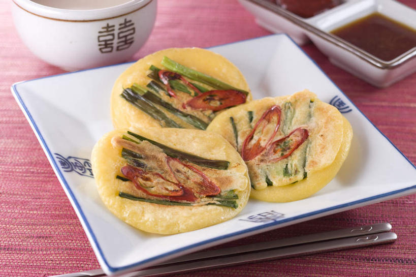 无人,横图,俯视,室内,特写,白天,烹饪,筷子,餐具,碟子,盘,调料,酱料,酱汁,佐料,料理,食品,调味品,韩式,调味料,文化,传统,酱,菜肴,美食,食物,盘子,碟,碗,摄影,佳肴,影棚,礼节,韩国料理,礼仪,韩式料理,葱油饼,进餐用具,彩图,高角度拍摄,影棚拍摄,拍摄