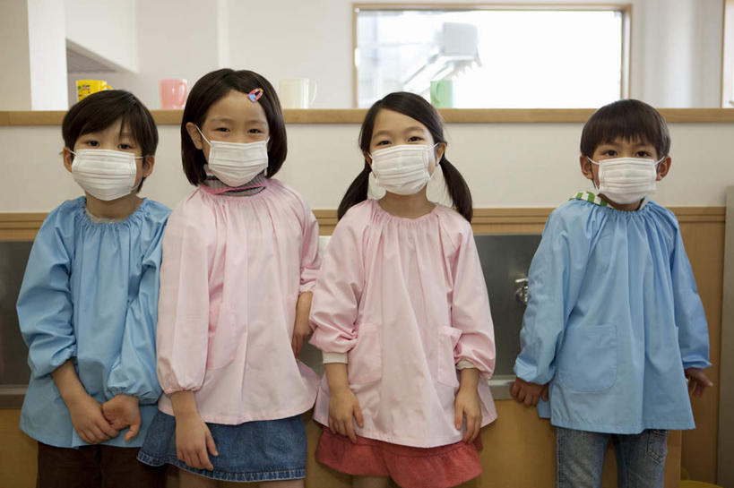 东方人,儿童,四个人,伙伴,朋友,站,横图,室内,白天,正面,友谊,纯洁,窗户,亚洲,戴,分离,过滤,分开,注视,黄种人,玻璃窗,小孩,口罩,观察,看,站着,四个,同学,日本人,隔断,可爱,童年,童趣,遮掩,观看,隔离,戴着,察看,卫生,掩盖,遮挡,校友,关注,净化,间隔,预防,童真,烂漫,无邪,遮盖,防尘,掩饰,同窗,学友,断绝,隔开,屏蔽,屏绝,远离,中断,阻遏,阻隔,天真,友情,男孩,男人,男性,女孩,女人,女性,亚洲人,孩子,站立,半身,彩图,男生,女生