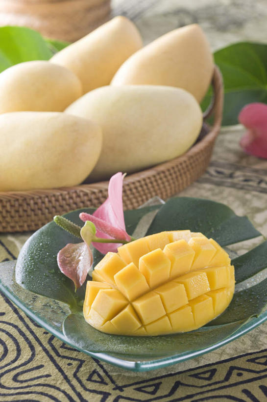 无人,竖图,俯视,室内,特写,白天,芒果,餐具,水果,许多,切片,新鲜,碟子,盘,生食,食品,果实,食物,盘子,碟,有机食品,绿色食品,望果,蜜望,檬果,闷果,漭果,杧果,庵波罗果,彩图,高角度拍摄