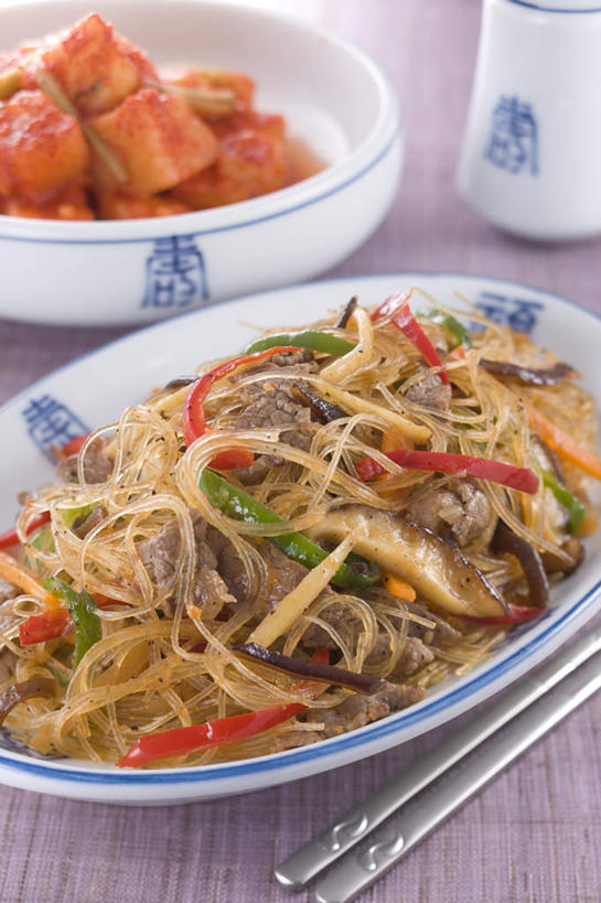 无人,竖图,俯视,室内,特写,白天,烹饪,筷子,萝卜,白萝卜,辣椒,蔬菜,餐具,新鲜,碟子,盘,肉,牛肉,料理,食品,韩式,文化,传统,菜肴,美食,肉类,食物,盘子,碟,摄影,佳肴,有机食品,绿色食品,影棚,礼节,韩国料理,礼仪,肉食,韩式料理,辣角,红海椒,大椒,辣虎,广椒,进餐用具,莱菔,辣子,红辣椒,海椒,番椒,彩图,高角度拍摄,影棚拍摄,拍摄