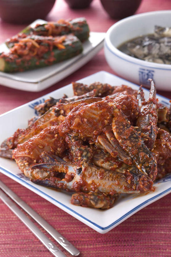 海鲜,蟹,无人,竖图,俯视,室内,特写,白天,烹饪,筷子,黄瓜,辣椒,蔬菜,餐具,新鲜,螃蟹,碟子,盘,汤,料理,食品,韩式,文化,传统,水产,菜肴,美食,食物,盘子,碟,摄影,佳肴,有机食品,绿色食品,影棚,礼节,海产品,韩国料理,礼仪,韩式料理,辣角,红海椒,大椒,辣虎,广椒,进餐用具,青瓜,辣子,胡瓜,红辣椒,海椒,番椒,彩图,高角度拍摄,影棚拍摄,拍摄