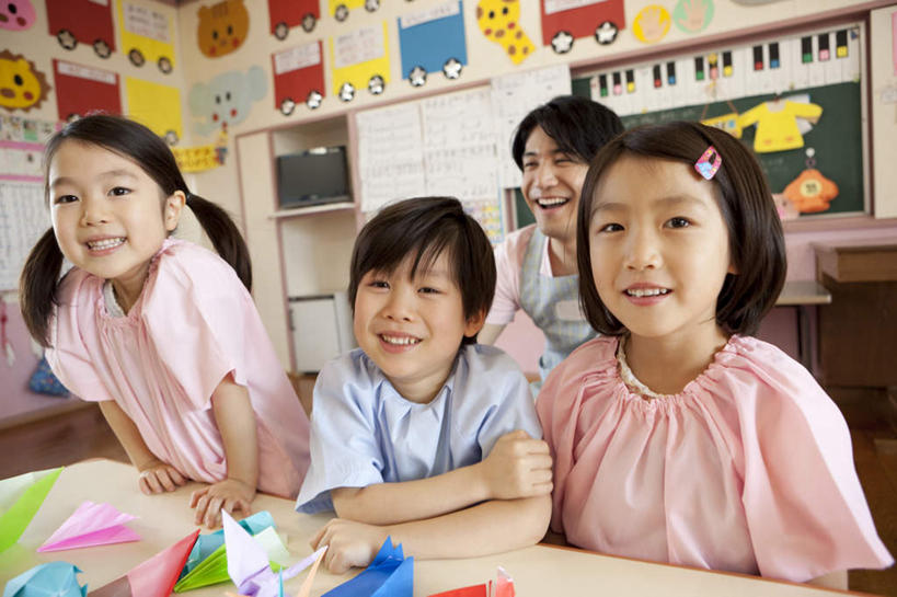 东方人,儿童,四个人,伙伴,朋友,教师,坐,笑,微笑,露齿笑,横图,室内,白天,正面,友谊,纯洁,桌子,飞机,亚洲,艺术,折纸,纸艺,手工艺品,黄种人,文化,书桌,课桌,纸制品,黑板,工艺品,教室,同学,日本人,可爱,童年,童趣,教学,纸飞机,高雅,校友,童真,烂漫,无邪,工艺折纸,自信心,品位,同窗,学友,耐磨,教学黑板,天真,友情,男孩,男人,男性,年轻男性,女孩,亚洲人,孩子,坐着,半身,彩图