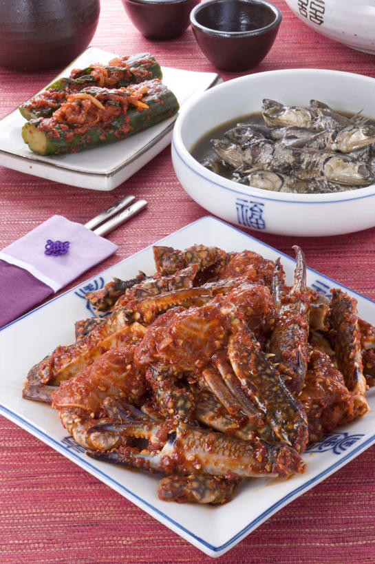 海鲜,蟹,无人,竖图,俯视,室内,特写,白天,烹饪,筷子,黄瓜,辣椒,蔬菜,餐具,新鲜,螃蟹,碟子,盘,汤,料理,食品,韩式,文化,传统,水产,菜肴,美食,食物,盘子,碟,摄影,佳肴,有机食品,绿色食品,影棚,礼节,海产品,韩国料理,礼仪,韩式料理,辣角,红海椒,大椒,辣虎,广椒,进餐用具,青瓜,辣子,胡瓜,红辣椒,海椒,番椒,彩图,高角度拍摄,影棚拍摄,拍摄