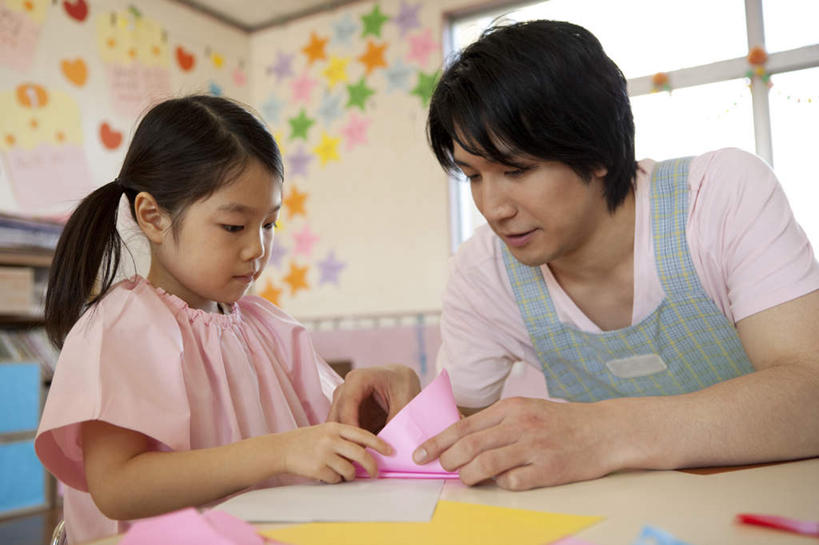 东方人,儿童,两个人,学生,教师,坐,横图,室内,白天,仰视,纯洁,窗户,桌子,亚洲,朦胧,模糊,艺术,折纸,纸艺,手工艺品,纸张,拿,拿着,黄种人,文化,书桌,玻璃窗,课桌,纸制品,工艺品,教室,日本人,可爱,童年,童趣,幼儿园,高雅,童真,烂漫,无邪,工艺折纸,自信心,品位,天真,男人,男性,年轻男性,女孩,亚洲人,孩子,老师,坐着,半身,彩图,低角度拍摄