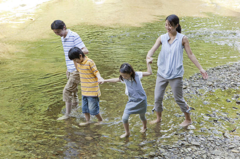 东方人,儿童,四个人,家庭,夫妻,母亲,父亲,女儿,儿子,站,握手,横图,俯视,室外,白天,爱情,纯洁,河流,水,亚洲,河水,水流,浪漫,注视,黄种人,小孩,低头,观察,看,站着,温暖,温馨,父女,父子,母女,母子,一家人,日本人,恩爱,父爱,可爱,母爱,童年,童趣,恋人,观看,和睦,察看,关注,童真,烂漫,无邪,天真,男孩,男人,男性,年轻男性,年轻女性,女孩,女人,女性,亚洲人,孩子,年轻人,夫妇,情侣,搀手,拉手,手拉手,手握手,站立,彩图,高角度拍摄,全身,伴侣,融洽,男生,女生