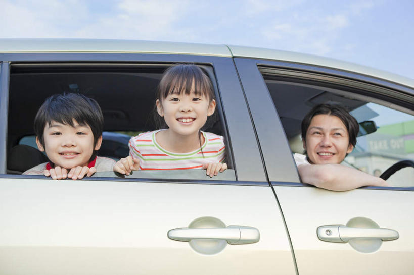 东方人,儿童,三个人,家庭,父亲,女儿,儿子,坐,笑,微笑,露齿笑,横图,室外,白天,正面,纯洁,汽车,亚洲,云,云朵,云彩,注视,黄种人,车,小孩,蓝色,白云,蓝天,天空,交通工具,轿车,天,观察,看,温暖,温馨,父女,父子,一家人,日本人,父爱,可爱,童年,童趣,观看,和睦,察看,关注,童真,烂漫,无邪,天真,男孩,男人,男性,年轻男性,女孩,女人,女性,亚洲人,孩子,年轻人,坐着,半身,彩图,融洽,男生,女生