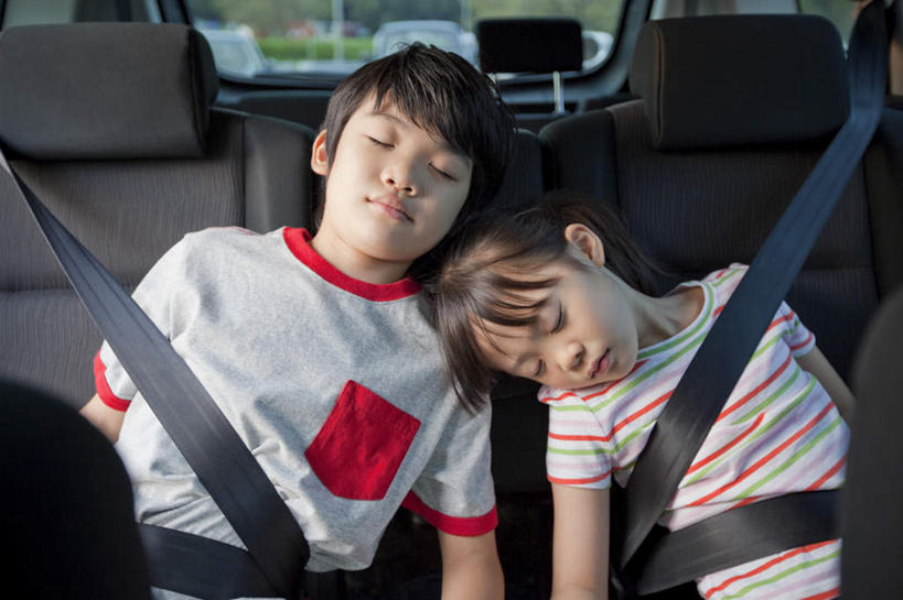 东方人,儿童,两个人,家庭,坐,闭眼,睡,横图,室内,白天,正面,纯洁,亚洲,黄种人,小孩,温暖,温馨,一家人,日本人,可爱,童年,童趣,和睦,童真,烂漫,无邪,天真,男孩,男人,男性,女孩,女人,女性,亚洲人,孩子,闭眼睛,闭着眼,闭着眼睛,困,困觉,寝息,睡觉,坐着,半身,彩图,融洽,男生,女生