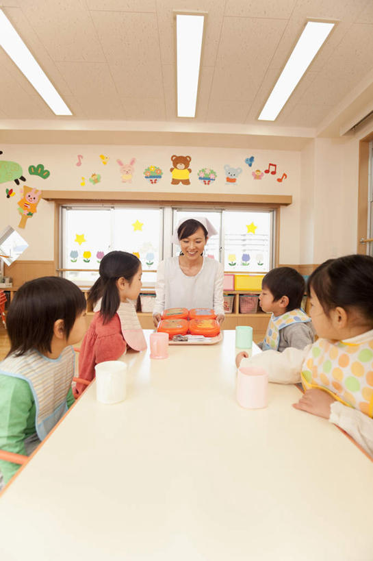 盒饭,东方人,儿童,伙伴,朋友,教师,站,坐,竖图,室内,白天,正面,友谊,纯洁,桌子,亚洲,朦胧,模糊,便当,许多人,拿,拿着,注视,黄种人,书桌,小孩,课桌,观察,看,站着,一群人,教室,同学,日本人,便捷,可爱,童年,童趣,幼儿园,观看,察看,便利,校友,关注,童真,烂漫,无邪,快捷,同窗,学友,弁当,天真,友情,男孩,男人,男性,年轻女性,女孩,女人,女性,亚洲人,老师,站立,坐着,半身,彩图,男生,女生