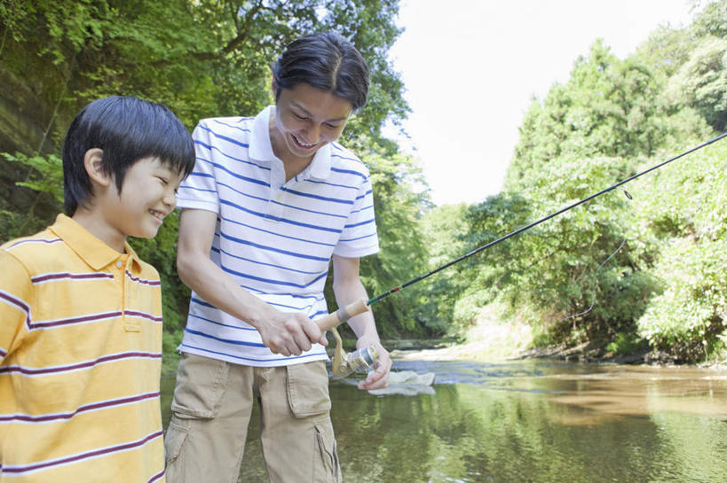东方人,儿童,两个人,家庭,父亲,儿子,站,笑,微笑,露齿笑,横图,室外,白天,正面,纯洁,河流,水,植物,钓鱼竿,亚洲,河水,水流,拿,拿着,黄种人,树,树木,小孩,绿色,自然,站着,温暖,温馨,父子,一家人,日本人,父爱,可爱,童年,童趣,生长,成长,渔具,和睦,童真,烂漫,无邪,天真,男孩,男人,男性,年轻男性,亚洲人,孩子,年轻人,钓竿,鱼竿,站立,半身,彩图,钓鱼,融洽,男生