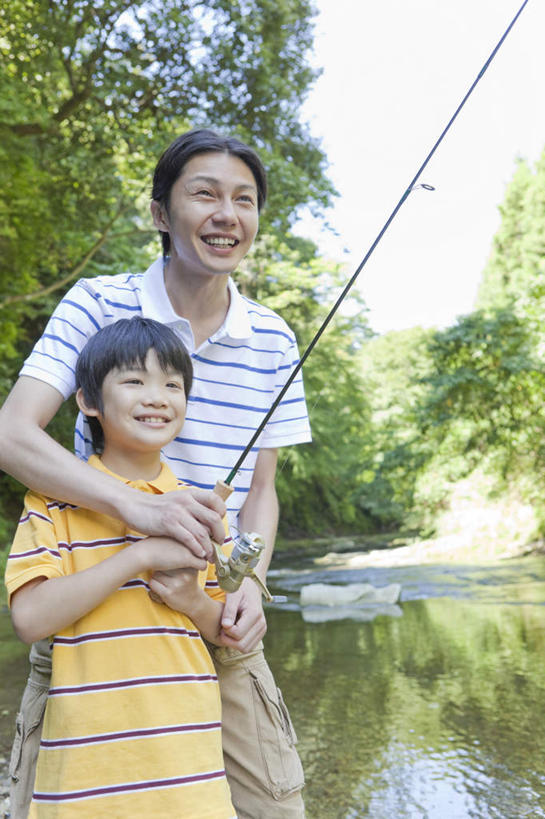 东方人,儿童,两个人,家庭,父亲,儿子,站,竖图,室外,白天,正面,纯洁,河流,水,植物,钓鱼竿,亚洲,握,朦胧,模糊,河水,水流,拿,拿着,注视,黄种人,树,树木,小孩,绿色,自然,观察,看,站着,温暖,温馨,父子,一家人,日本人,父爱,可爱,童年,童趣,握着,生长,成长,观看,渔具,和睦,察看,关注,童真,烂漫,无邪,天真,男孩,男人,男性,年轻男性,亚洲人,孩子,年轻人,钓竿,鱼竿,站立,半身,彩图,钓鱼,融洽,男生