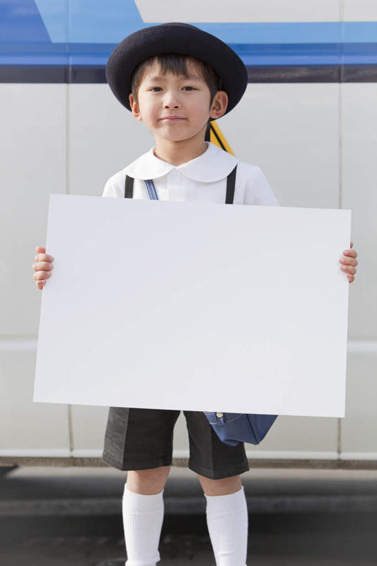 东方人,儿童,一个人,站,竖图,室内,白天,正面,纯洁,帽子,亚洲,仅一个男性,仅一个人,戴,拿,拿着,注视,礼帽,黄种人,小孩,白板,观察,看,站着,仅一个小孩,日本人,可爱,童年,童趣,观看,戴着,察看,关注,记录板,童真,烂漫,无邪,记事板,天真,男孩,男人,男性,亚洲人,孩子,站立,半身,彩图,男生