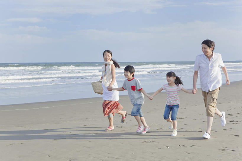 东方人,四个人,家庭,母亲,父亲,女儿,儿子,站,笑,微笑,露齿笑,横图,室外,白天,正面,旅游,度假,纯洁,海浪,海洋,沙滩,亚洲,包,皮包,沙子,海岸,浪花,水平线,云,云朵,海平线,沙地,拿,云彩,拿着,黄种人,娱乐,蓝色,白云,蓝天,天空,海水,天,站着,享受,休闲,温暖,温馨,父子,母女,一家人,日本人,放松,父爱,可爱,母爱,童年,童趣,单肩包,和睦,海景,童真,烂漫,无邪,天真,亚洲人,大海,风浪,海,海水的波动,海滩,近岸浪,涌浪,站立,彩图,全身,融洽,爸爸,妈妈