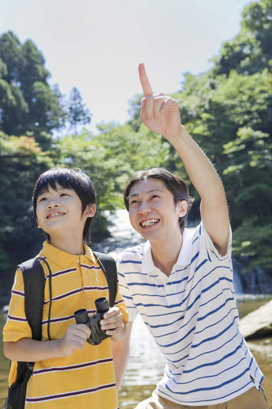 东方人,儿童,两个人,家庭,父亲,儿子,站,说,竖图,室外,白天,正面,纯洁,植物,亚洲,指,朦胧,模糊,望远镜,云,云朵,拿,云彩,拿着,黄种人,方向,树,树木,小孩,蓝色,绿色,白云,蓝天,天空,自然,天,手势,站着,温暖,温馨,父子,一家人,日本人,父爱,可爱,童年,童趣,生长,成长,和睦,指向,童真,烂漫,无邪,远视镜,瞭望镜,交流,天真,男孩,男人,男性,年轻男性,亚洲人,孩子,年轻人,沟通,讲话,交谈,说话,谈话,站立,半身,彩图,融洽,光学仪器,千里镜,男生