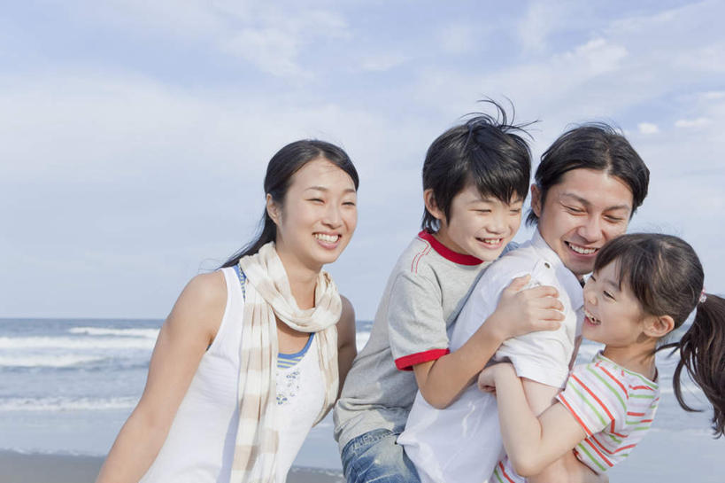 东方人,四个人,家庭,母亲,父亲,女儿,儿子,站,抱,笑,微笑,露齿笑,横图,室外,白天,正面,旅游,度假,纯洁,海浪,海洋,沙滩,亚洲,沙子,海岸,浪花,水平线,云,云朵,海平线,沙地,云彩,黄种人,娱乐,蓝色,白云,蓝天,天空,海水,天,站着,享受,休闲,温暖,温馨,父子,母女,一家人,日本人,放松,父爱,可爱,母爱,童年,童趣,抱着,和睦,搂着,海景,童真,烂漫,无邪,天真,亚洲人,大海,风浪,海,海水的波动,海滩,近岸浪,涌浪,搂,搂抱,站立,半身,彩图,融洽,爸爸,妈妈