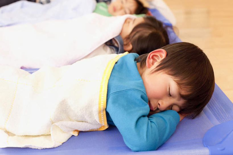 东方人,儿童,三个人,闭眼,睡,横图,室内,白天,正面,纯洁,床,地板,亚洲,双人床,床单,地面,黄种人,被子,木地板,小孩,趴着,教室,日本人,可爱,童年,童趣,被单,童真,烂漫,无邪,天真,男孩,男人,男性,女孩,女人,女性,亚洲人,孩子,闭眼睛,闭着眼,闭着眼睛,困,困觉,趴,寝息,睡觉,半身,彩图,男生,女生