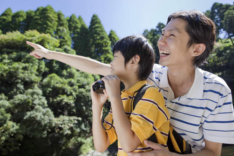 东方人,儿童,两个人,父亲,儿子,站,笑,微笑,露齿笑,横图,室外,白天,侧面,纯洁,树林,植物,亚洲,指,黄种人,方向,树,树木,蓝色,绿色,蓝天,天空,自然,天,手势,站着,父子,日本人,父爱,可爱,童年,童趣,生长,成长,指向,童真,烂漫,无邪,天真,男孩,男人,男性,年轻男性,亚洲人,孩子,站立,半身,彩图