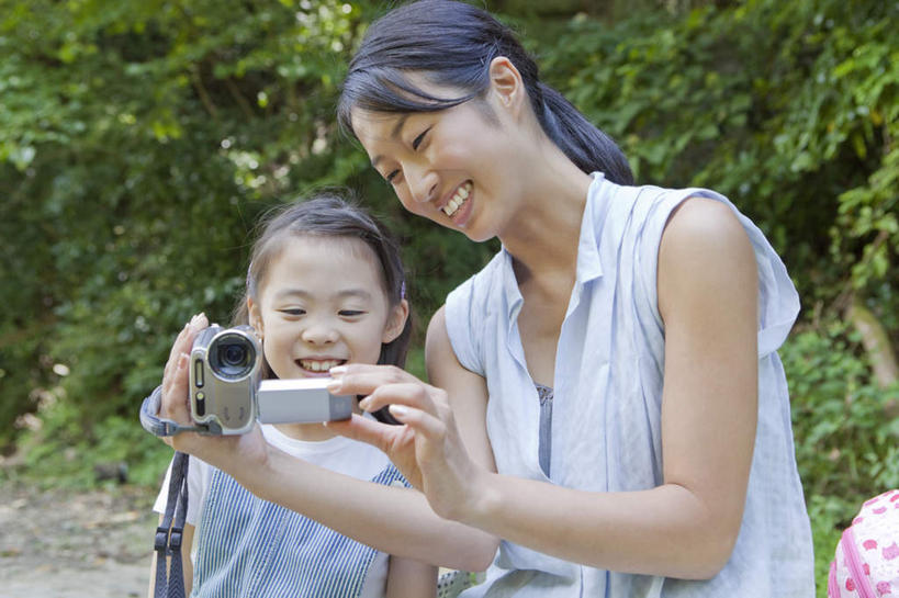 东方人,儿童,两个人,母亲,女儿,坐,笑,微笑,露齿笑,横图,室外,白天,正面,纯洁,植物,亚洲,摄像机,拿,拿着,黄种人,树,树木,拍照,绿色,自然,数码相机,母女,日本人,可爱,母爱,童年,童趣,摄影,生长,成长,童真,烂漫,无邪,天真,年轻女性,女孩,女人,女性,亚洲人,孩子,照相机,坐着,半身,彩图,照相