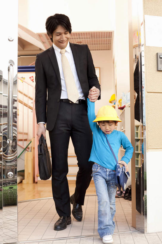 东方人,儿童,两个人,父亲,儿子,站,握手,笑,微笑,露齿笑,竖图,室内,白天,正面,纯洁,亚洲,黄种人,站着,父子,日本人,父爱,可爱,童年,童趣,童真,烂漫,无邪,天真,男孩,男人,男性,年轻男性,亚洲人,孩子,搀手,拉手,手拉手,手握手,站立,半身,彩图