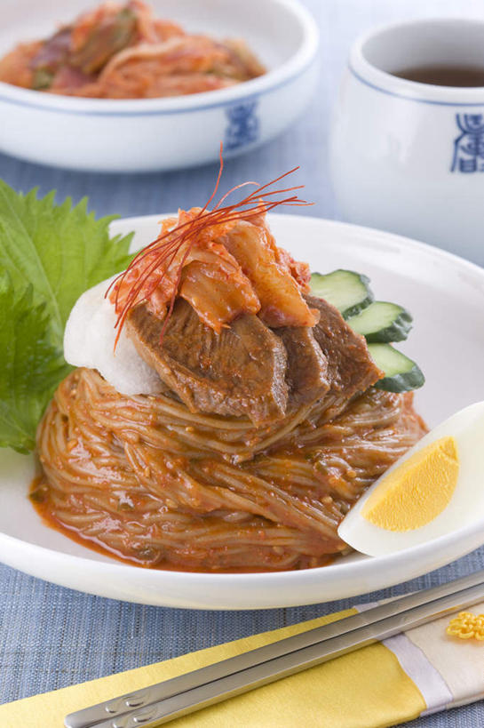 面食,面条,无人,竖图,室内,特写,白天,正面,烹饪,筷子,黄瓜,餐具,碟子,盘,蛋,鸡蛋,面,肉,牛肉,料理,食品,韩式,文化,传统,菜肴,美食,肉类,食物,盘子,碟,摄影,佳肴,影棚,礼节,韩国料理,礼仪,肉食,韩式料理,进餐用具,青瓜,胡瓜,彩图,影棚拍摄,拍摄