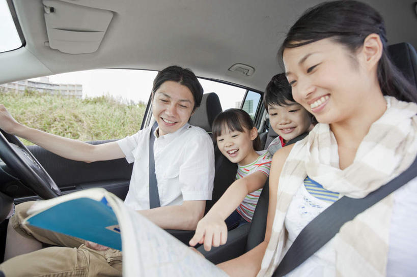 东方人,四个人,家庭,母亲,父亲,女儿,儿子,坐,笑,说,微笑,露齿笑,横图,室外,白天,正面,旅游,度假,纯洁,植物,汽车,书籍,亚洲,指,云,云朵,拿,云彩,拿着,黄种人,方向,娱乐,车,树,树木,蓝色,绿色,白云,蓝天,天空,自然,交通工具,轿车,天,手势,享受,休闲,温暖,温馨,父子,母子,一家人,放松,父爱,可爱,母爱,童年,童趣,生长,成长,和睦,指向,童真,烂漫,无邪,交流,天真,亚洲人,书,图书,沟通,讲话,交谈,说话,谈话,坐着,半身,彩图,融洽,爸爸,妈妈