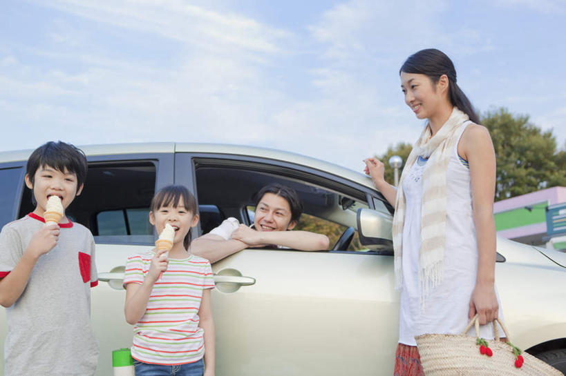 东方人,背部,四个人,家庭,母亲,父亲,女儿,儿子,站,笑,微笑,露齿笑,横图,室外,白天,旅游,度假,纯洁,树林,植物,汽车,亚洲,云,云朵,食品,拿,云彩,拿着,黄种人,娱乐,车,树,树木,食物,蓝色,绿色,白云,蓝天,天空,自然,交通工具,轿车,甜食,天,站着,享受,休闲,温暖,温馨,父子,母子,一家人,冰淇淋,放松,父爱,可爱,母爱,童年,童趣,生长,成长,和睦,童真,烂漫,无邪,天真,亚洲人,站立,半身,彩图,融洽,爸爸,妈妈
