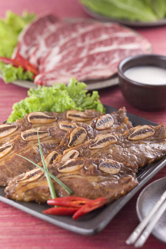 无人,竖图,室内,特写,白天,正面,烹饪,筷子,蔬菜,餐具,新鲜,碟子,盘,莴苣,莴笋,肉,牛肉,料理,食品,韩式,文化,传统,菜肴,美食,肉类,食物,盘子,碟,碗,摄影,佳肴,有机食品,绿色食品,影棚,礼节,韩国料理,礼仪,肉食,韩式料理,香笋,进餐用具,彩图,影棚拍摄,拍摄