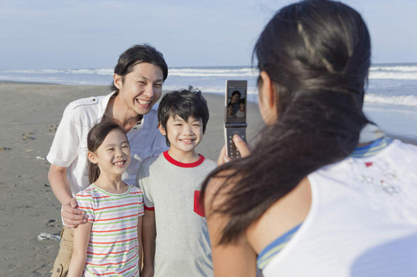 东方人,背部,站,笑,微笑,露齿笑,横图,室外,白天,正面,旅游,度假,纯洁,海浪,海洋,沙滩,电话,手机,亚洲,沙子,海岸,浪花,云,云朵,沙地,拿,云彩,拿着,黄种人,娱乐,通讯设备,拍照,蓝色,白云,蓝天,天空,海水,天,站着,享受,休闲,日本人,放松,可爱,童年,童趣,摄影,海景,童真,烂漫,无邪,交流,天真,亚洲人,照相机,大海,风浪,海,海水的波动,海滩,近岸浪,涌浪,沟通,站立,半身,彩图,照相