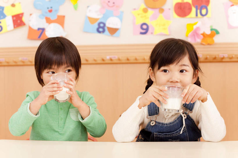 东方人,儿童,两个人,坐,横图,室内,白天,正面,纯洁,餐桌,桌子,杯子,亚洲,喝,拿,拿着,黄种人,玻璃制品,小孩,水杯,教室,日本人,可爱,童年,童趣,餐台,童真,烂漫,无邪,天真,男孩,男人,男性,女孩,女人,女性,亚洲人,孩子,玻璃杯,坐着,半身,彩图,男生,女生