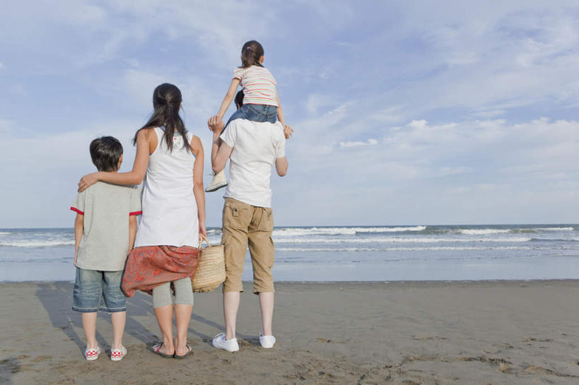 东方人,背部,四个人,家庭,母亲,父亲,女儿,儿子,站,横图,室外,白天,纯洁,海浪,海洋,沙滩,亚洲,沙子,海岸,浪花,水平线,云,云朵,海平线,沙地,云彩,黄种人,骑,蓝色,白云,蓝天,天空,海水,天,扛,站着,温暖,温馨,父子,母女,一家人,日本人,父爱,可爱,母爱,童年,童趣,和睦,海景,童真,烂漫,无邪,扛在肩上,骑在肩上,天真,亚洲人,大海,风浪,海,海水的波动,海滩,近岸浪,涌浪,站立,彩图,全身,融洽,爸爸,妈妈