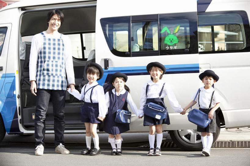 东方人,儿童,站,握手,横图,室外,白天,正面,道路,路,公路,汽车,帽子,亚洲,戴,包,皮包,交通,许多人,黄种人,运动帽,车,交通工具,轿车,站着,一群人,日本人,鸭舌帽,单肩包,戴着,男孩,男人,男性,年轻男性,年轻女性,女孩,女人,女性,亚洲人,孩子,马路,搀手,拉手,手拉手,手握手,站立,彩图,全身