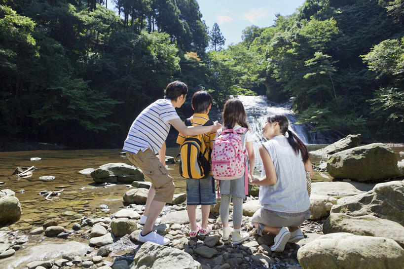东方人,背部,四个人,家庭,母亲,父亲,女儿,儿子,站,蹲,抱,说,横图,室外,白天,旅游,度假,河流,石头,水,亚洲,石子,河水,水流,黄种人,娱乐,蓝色,蓝天,天空,小溪,天,溪水,站着,享受,休闲,温暖,温馨,父子,母女,一家人,日本人,放松,父爱,母爱,抱着,和睦,搂着,交流,亚洲人,石块,岩石,蹲着,沟通,讲话,交谈,搂,搂抱,说话,谈话,站立,彩图,全身,融洽,爸爸,妈妈