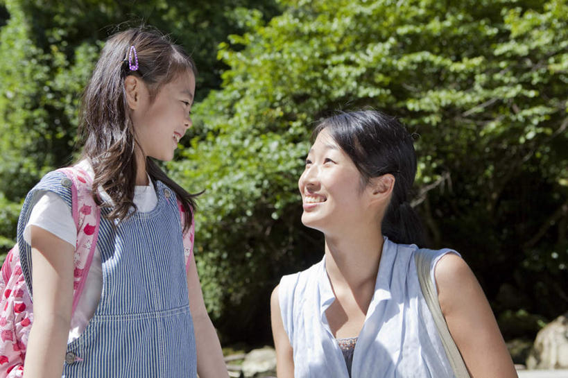 东方人,儿童,两个人,母亲,女儿,站,笑,微笑,露齿笑,横图,室外,白天,正面,纯洁,树林,植物,亚洲,黄种人,树,树木,绿色,自然,站着,母女,日本人,可爱,母爱,童年,童趣,生长,成长,童真,烂漫,无邪,天真,年轻女性,女孩,女人,女性,亚洲人,孩子,站立,半身,彩图